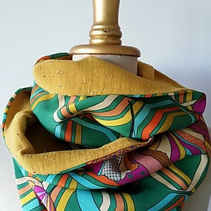 TDC seventies emeraude 5 Tour de cou vert avec des motif coloré doublure jaune posé sur un mannequin de couture