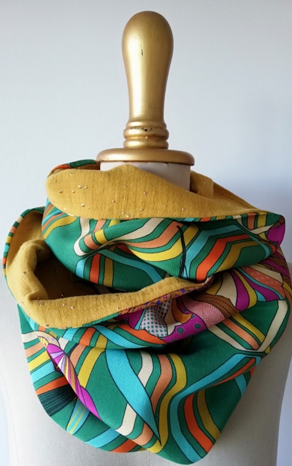 TDC seventies emeraude 5 Tour de cou vert avec des motif coloré doublure jaune posé sur un mannequin de couture